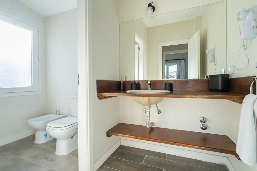Toilette con bacha de madera