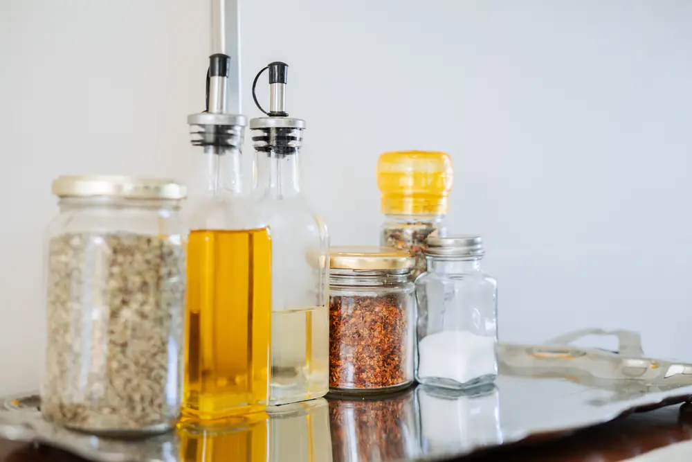 Aceites y especias sobre la mesada