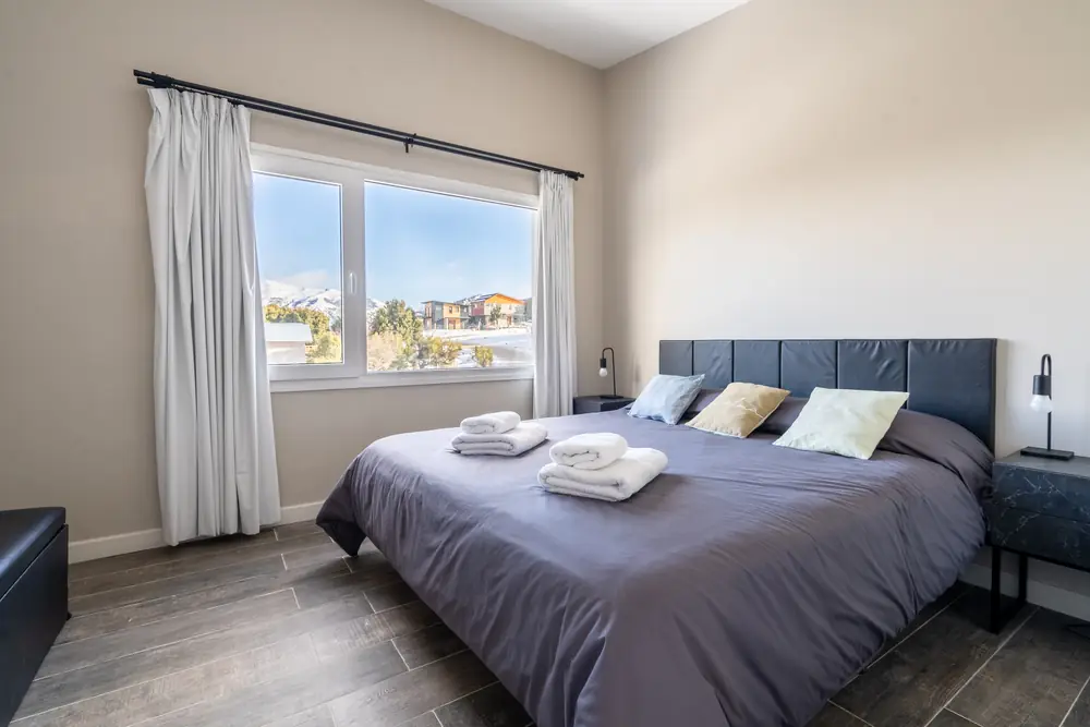 Dormitorio principal con cama king