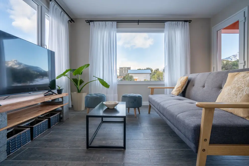 Living con Smart TV y vista a la montaña